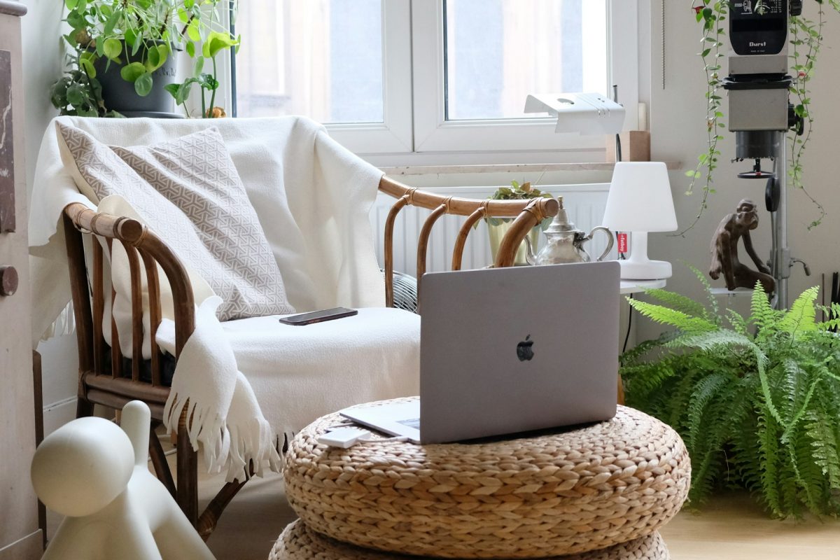 online listing desktop screen showing secondhand home decor